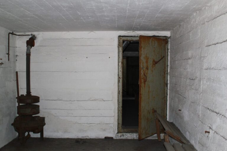 Lost Place Reichsbahn Bunker Innenraum mit Lüftungsanlage