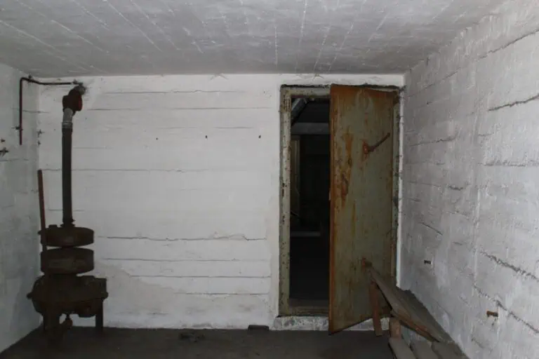 Lost Place Reichsbahn Bunker aus dem 2. WK 32 Lost Place Reichsbahn Bunker Innenraum mit Lüftungsanlage