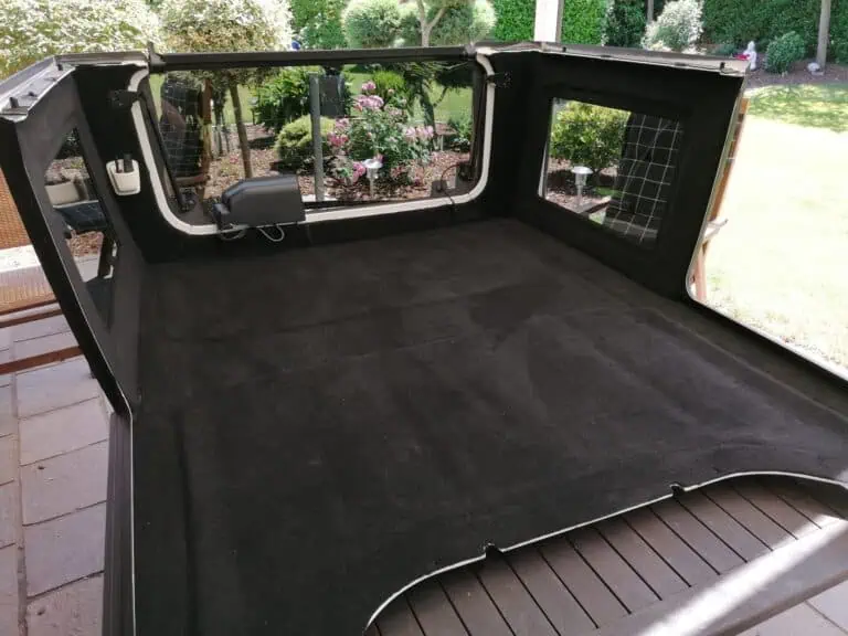 Dachisolierung Hardtop und Freedom Panels 31 Das Hardtop ist am Dach und an den Seitenwänden fertig isoliert und mit Nadelfilz verkleidet. Sieht doch klasse aus oder?