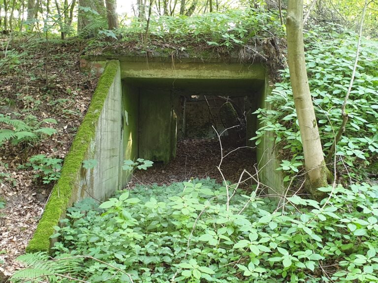 Einer der vielen Bunkereingänge auf dem Gelände