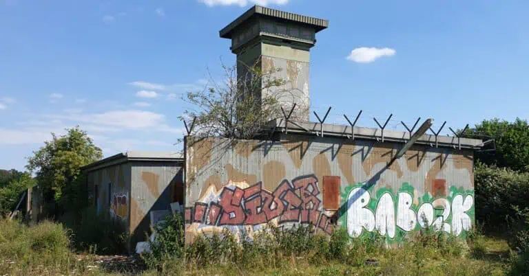 Lost Place Militärgelände für Atomwaffen 26 Hauptgebäude mit Wachturm