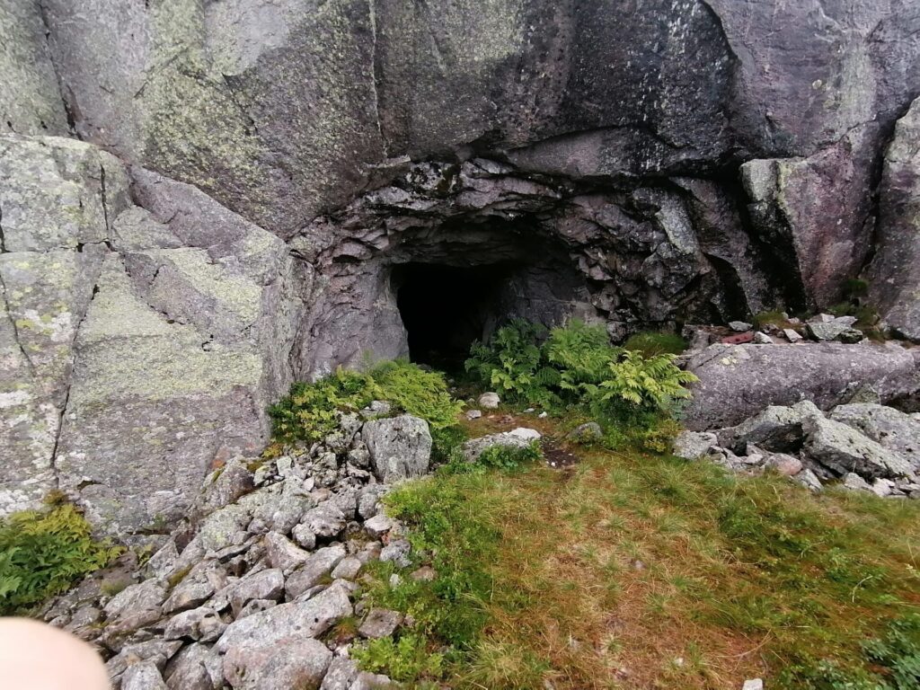 Einer der vielen versteckten Grubeneingänge der Ehemaligen Mine