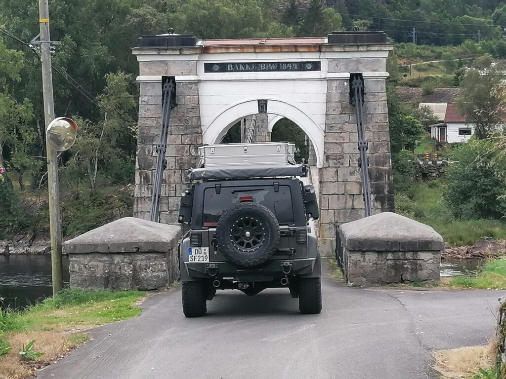 Tja, als die Brücke gebaut hatte konnte man sich noch nicht vorstellen, das da male einer mit so einem breiten Jeep rüber will.