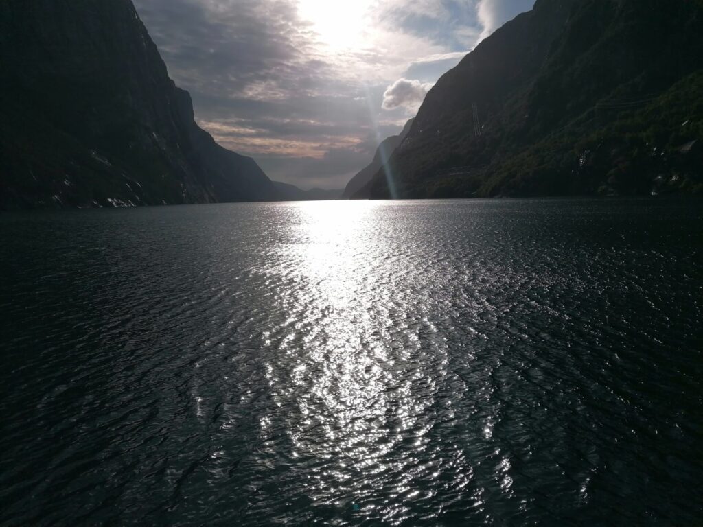 Schade das es bewölkt ist, sonst wäre der Sonnenuntergang am Ende des norwegischen Fjordes mehr als genial gewesen.