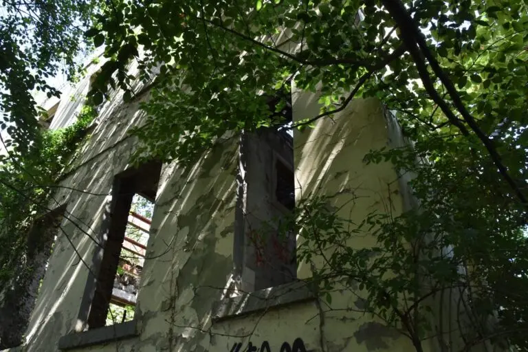 Lost Place Schloss Wolfskuhlen das Geisterschloss 67 Lost Place Schloss Wolfskuhlen - Außenansicht Gemäuer