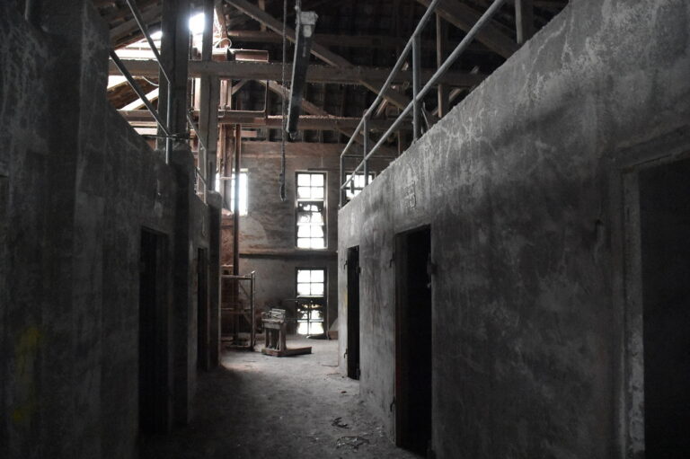 Lost Place Fabrik für feuerfeste Baustoffe und Schamotte 62 Eine sehr alte und große Lost Place Fabrik für feuerfeste Baustoffe und Schamotte die noch einiges an Einrichtung, Maschinen, Material und tollen Fotomotiven zu bieten hat. Es konnten noch sehr viele spannende Motive und noch viele Details entdeckt werden.