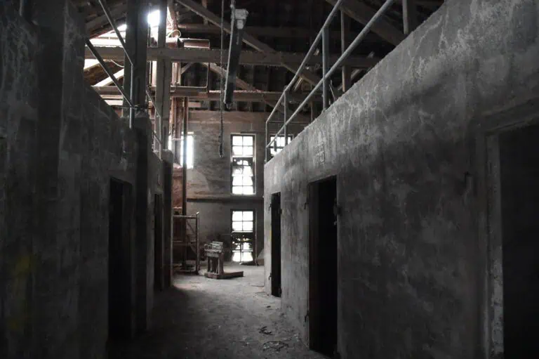 Lost Place Fabrik für feuerfeste Baustoffe und Schamotte 5 Eine sehr alte und große Lost Place Fabrik für feuerfeste Baustoffe und Schamotte die noch einiges an Einrichtung, Maschinen, Material und tollen Fotomotiven zu bieten hat. Es konnten noch sehr viele spannende Motive und noch viele Details entdeckt werden.