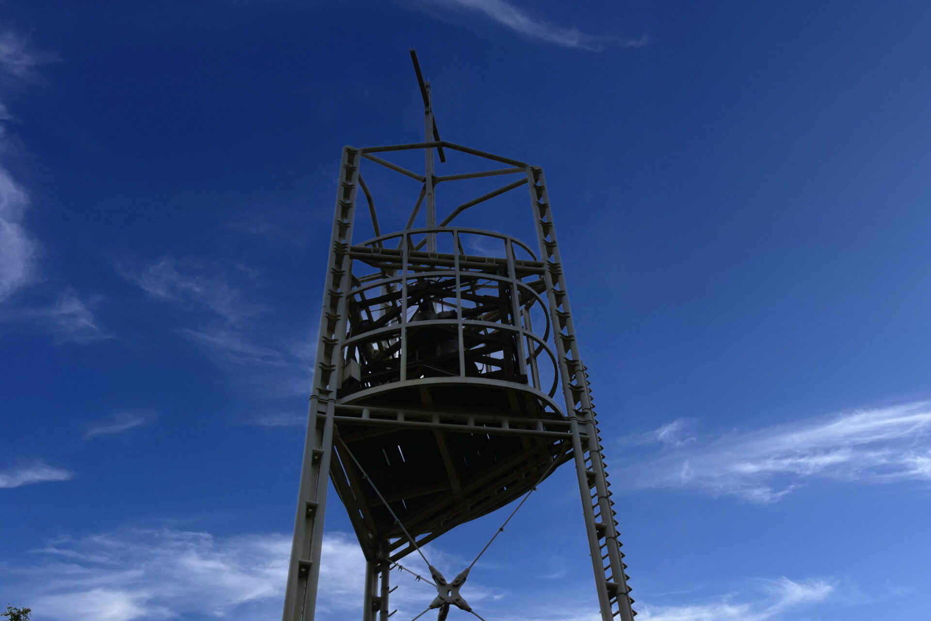 Lost Place Kirche mit separatem Glockenturm